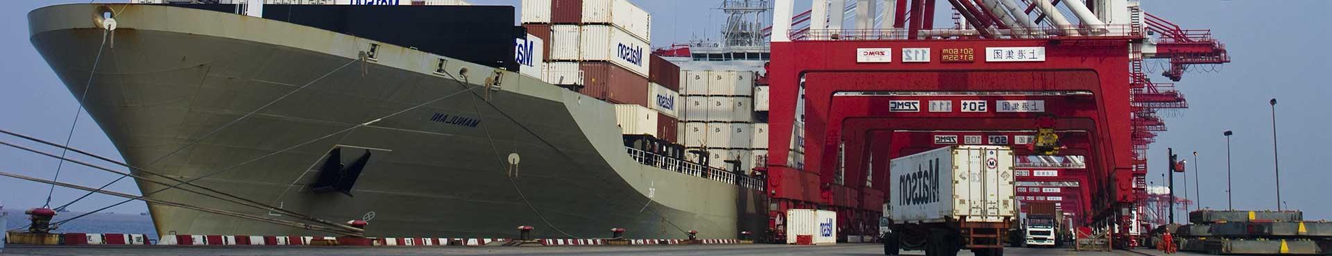 澳博体育app下载集装箱船Manulani在码头准备从中国出发.