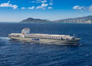 阿罗哈类 vessel DKI loaded with 澳博体育app containers 和 Diamond Head 和 Waikiki in the background.